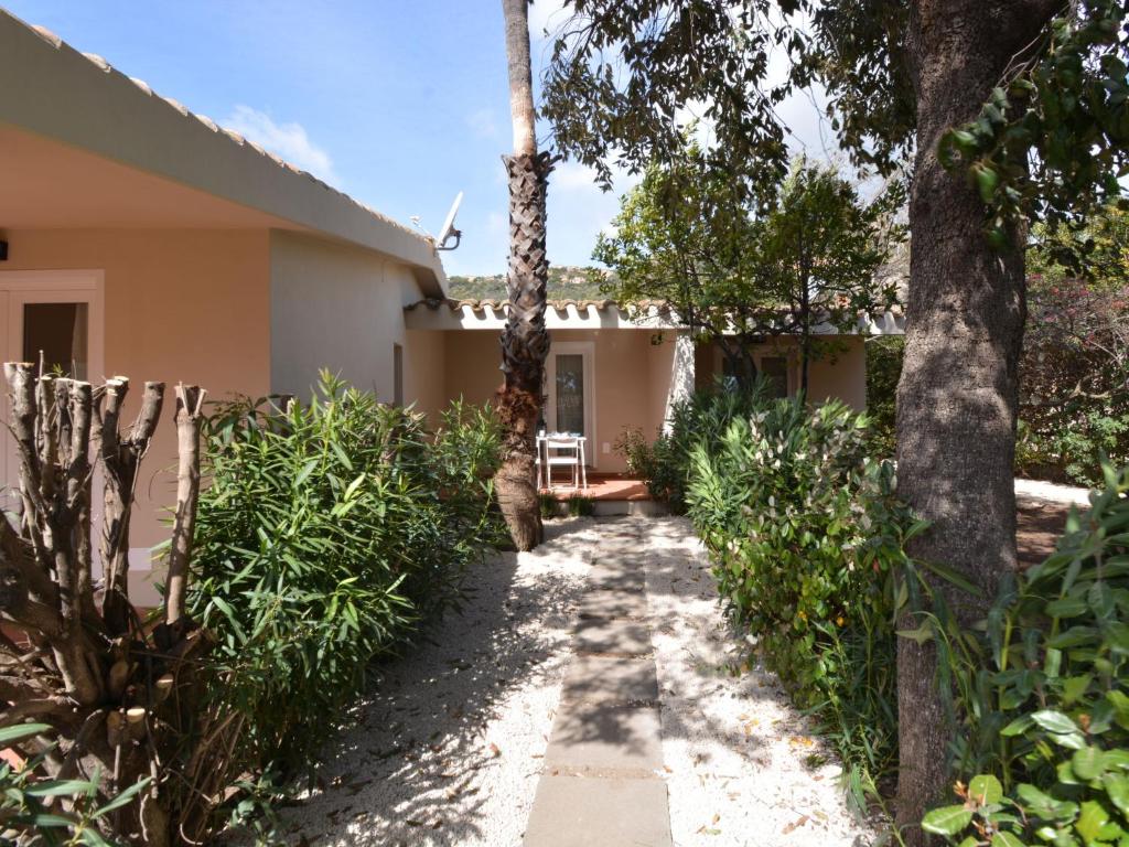 un sentiero che conduce a una casa con alberi di Holiday Home Mirto Marino-12 by Interhome a Costa Rei