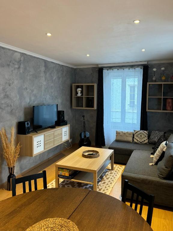 un salon avec un canapé et une table dans l'établissement Les 6 Cordiers au coeur de ville, à Mulhouse