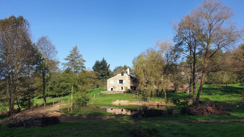une vieille maison sur une colline dans un champ dans l'établissement Chambre d'hotes Najac et Belcastel chez Patoue, à Sanvensa