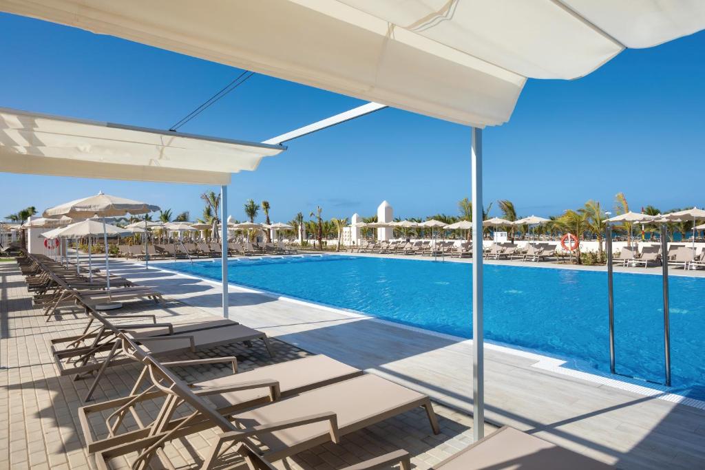 Bazén v ubytování Hotel Riu Karamboa - Adults Only - All Inclusive nebo v jeho okolí