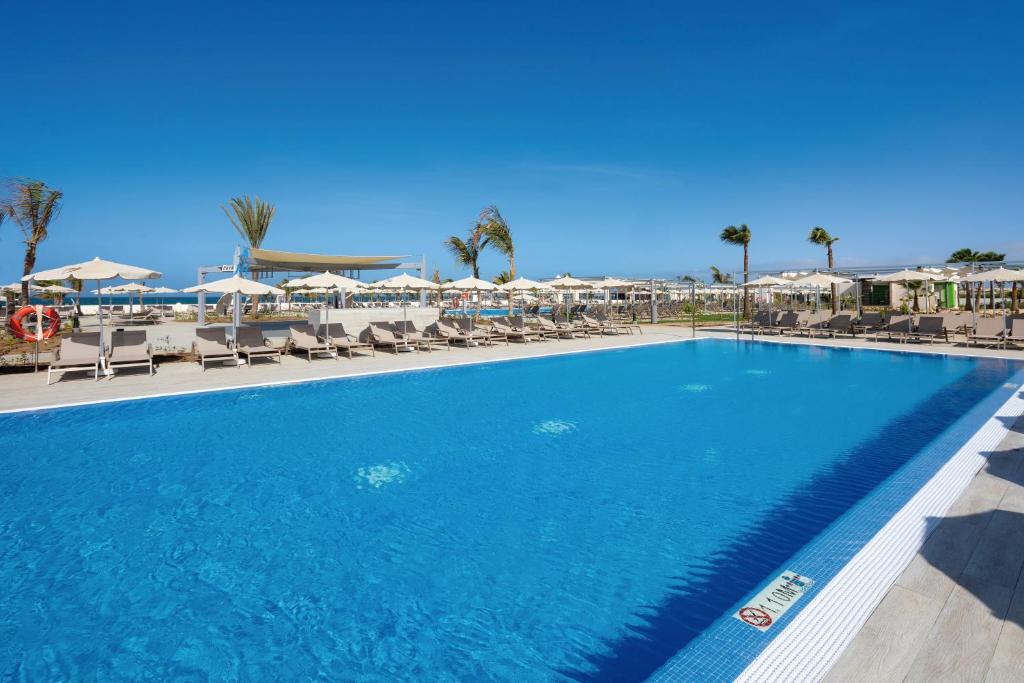 Bazén v ubytování Hotel Riu Karamboa - Adults Only - All Inclusive nebo v jeho okolí