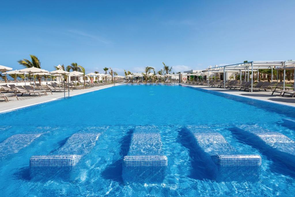 Bazén v ubytování Hotel Riu Karamboa - Adults Only - All Inclusive nebo v jeho okolí