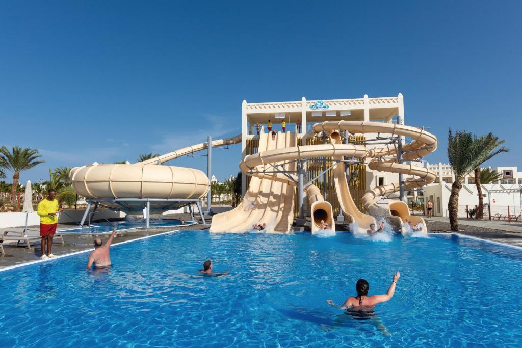 Bazén v ubytování Hotel Riu Karamboa - Adults Only - All Inclusive nebo v jeho okolí