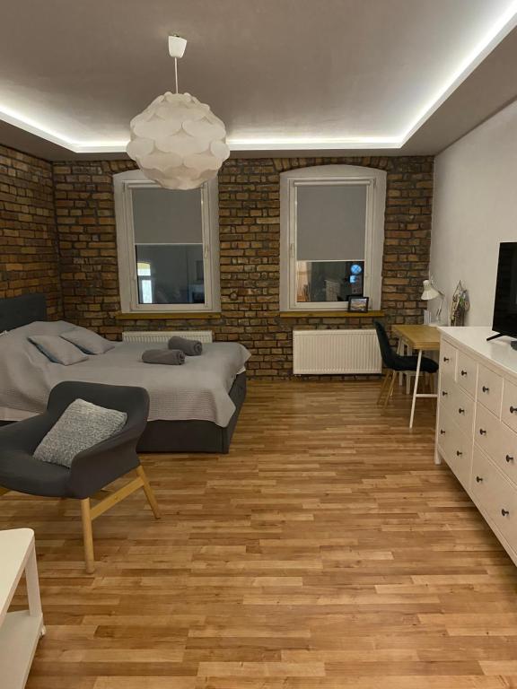Televízia a/alebo spoločenská miestnosť v ubytovaní Apartament Pogodny
