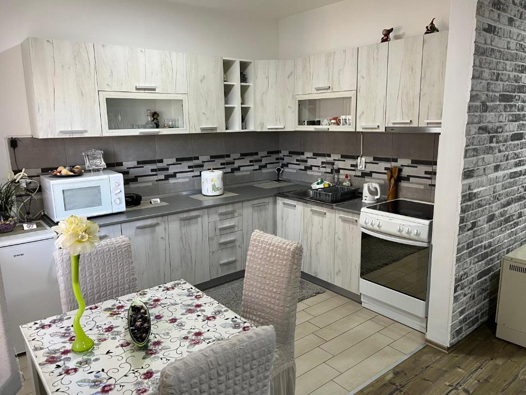 Kuchyň nebo kuchyňský kout v ubytování Apartman Bondi