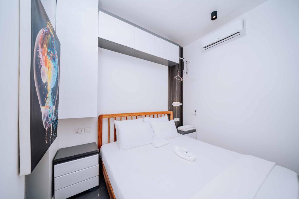 パジェにあるAuthentik Staysの白い小さなベッドルーム(ベッド1台、テレビ付)