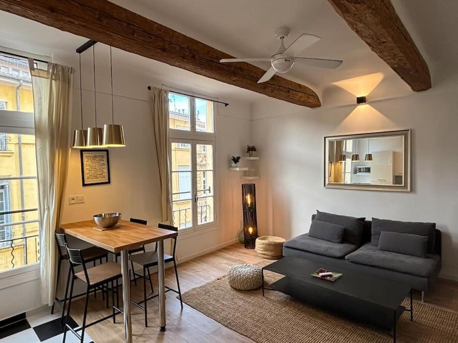 un salon avec un canapé et une table dans l'établissement Le Prêcheur, à Aix-en-Provence