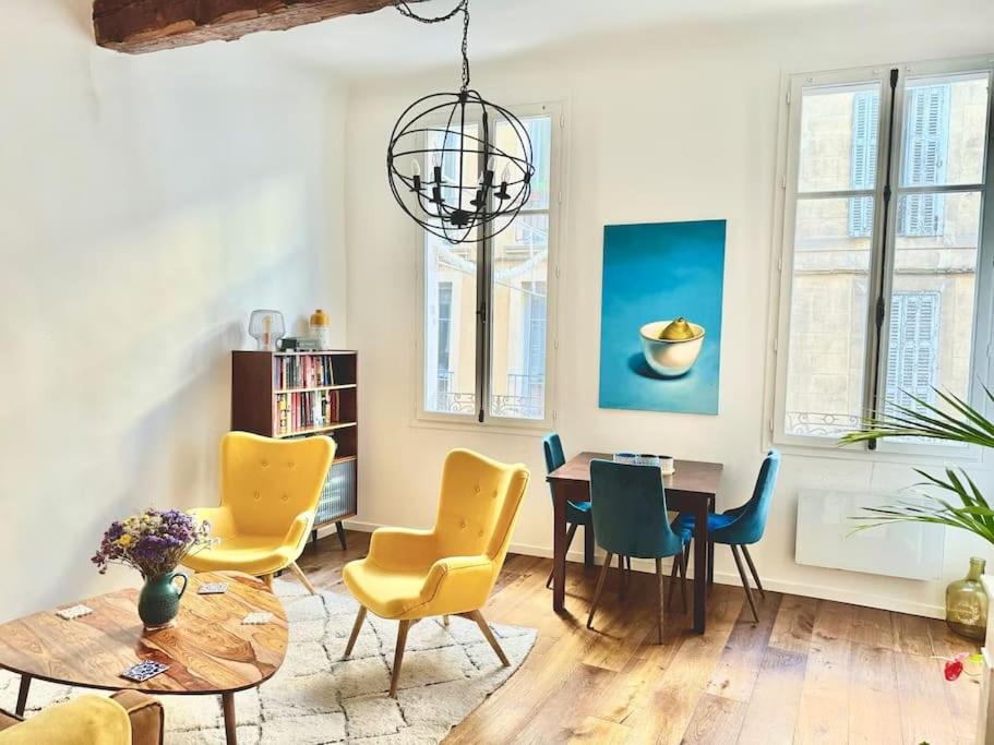 une salle à manger avec des chaises jaunes et une table dans l'établissement Le Havre Aixois, à Aix-en-Provence