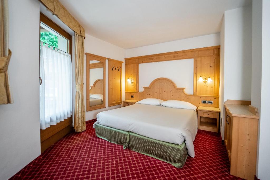 Łóżko lub łóżka w pokoju w obiekcie Chalet Campiglio Imperiale