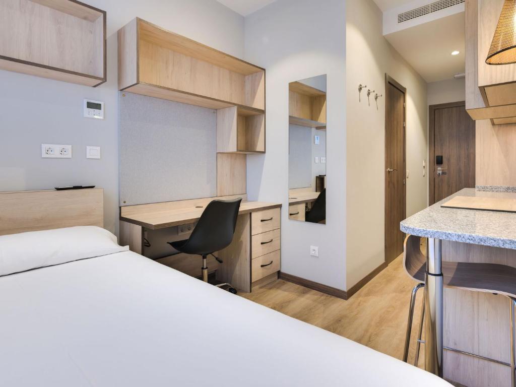 Posteľ alebo postele v izbe v ubytovaní Livensa Living Studios Málaga Feria