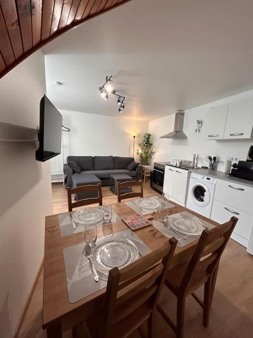 une cuisine et un salon avec une table et des chaises dans l'établissement Le Premeaux, au cœur des vignes, à Prémeaux