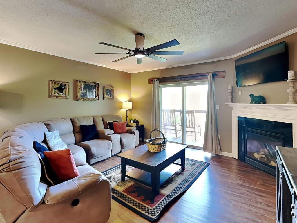 TV/trung tâm giải trí tại Peaceful River View Cedar Lodge 604