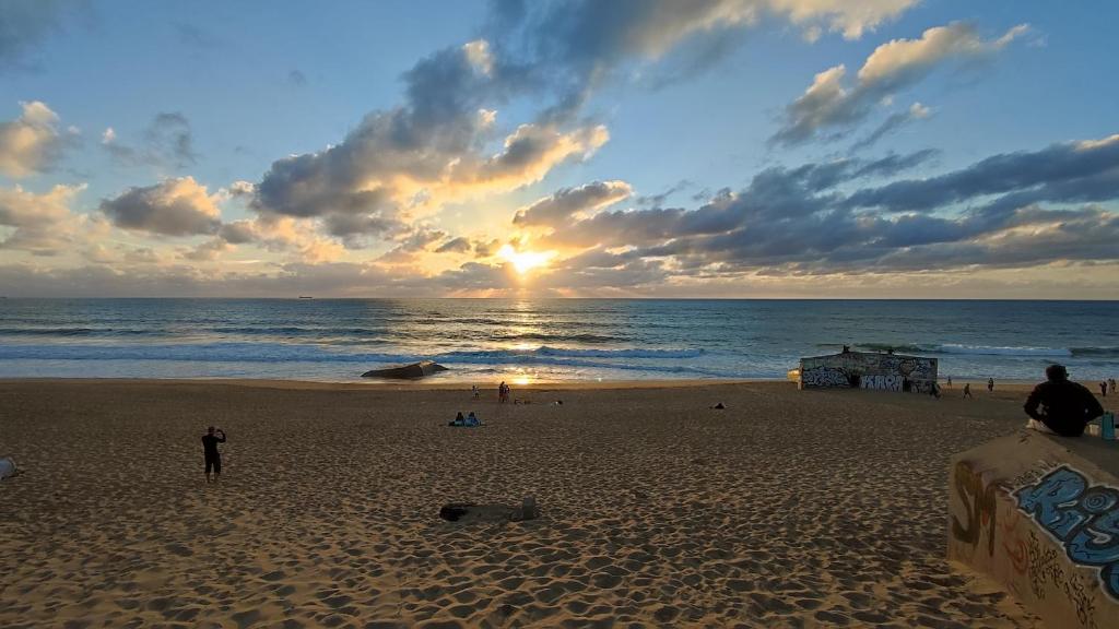 - un coucher de soleil sur une plage de sable dans l'établissement landes 460, à Gastes