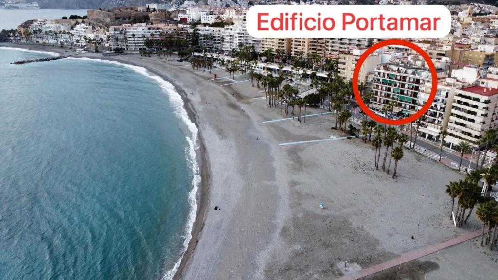 une vue aérienne d'une plage avec un cercle rouge dans l'établissement Apartamento 60, à Almuñécar