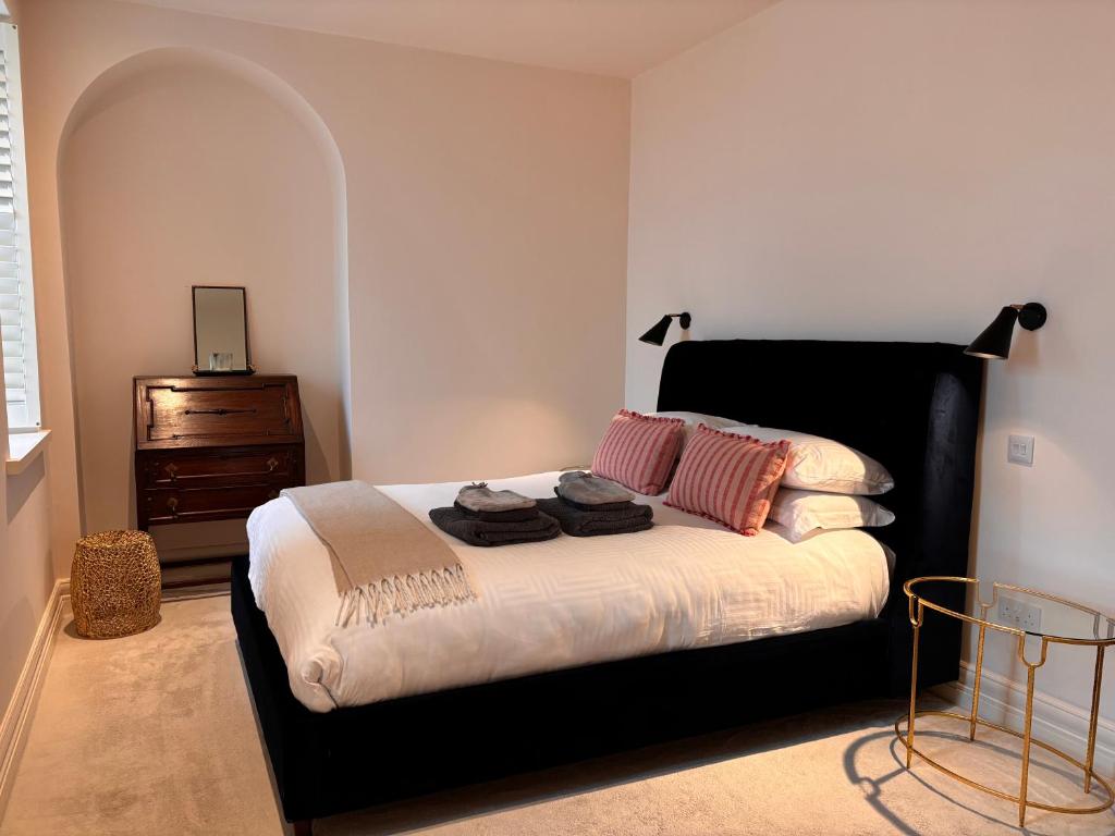 Postel nebo postele na pokoji v ubytování Luxurious 2 bedroom apartment with sea view in Monkstown