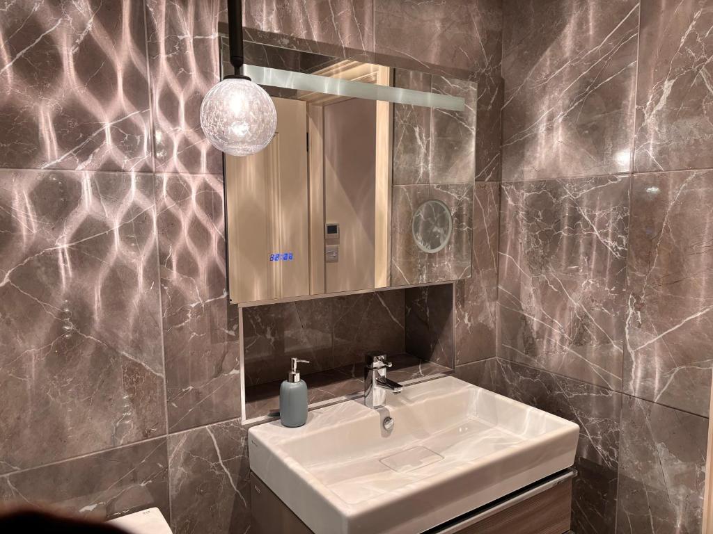 Koupelna v ubytování Luxurious 2 bedroom apartment with sea view in Monkstown