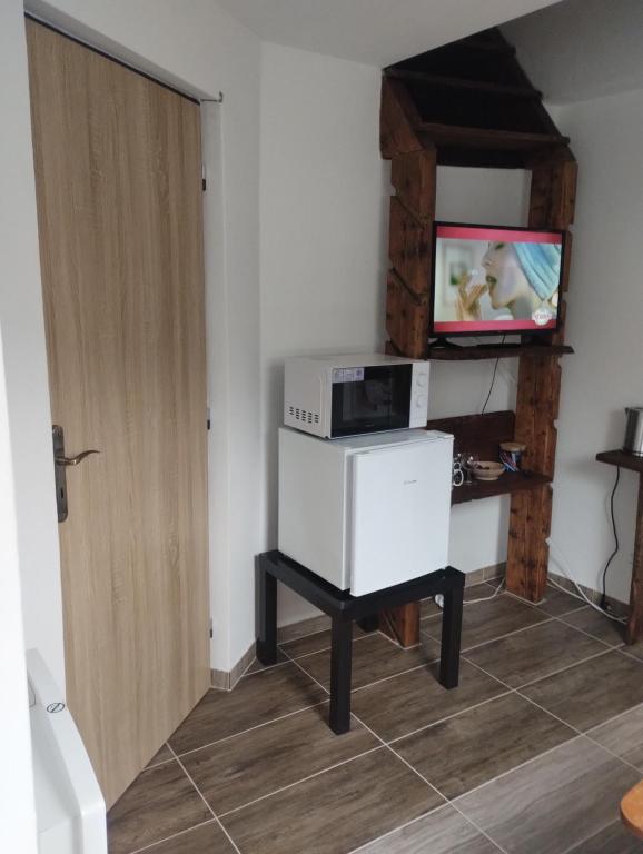 TV a/nebo společenská místnost v ubytování Ubytování pod Jezem