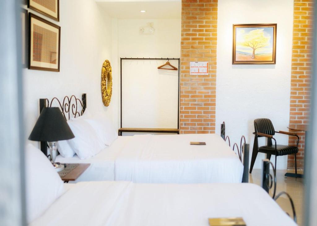 Postel nebo postele na pokoji v ubytování Ilocos Urban Wave Resort