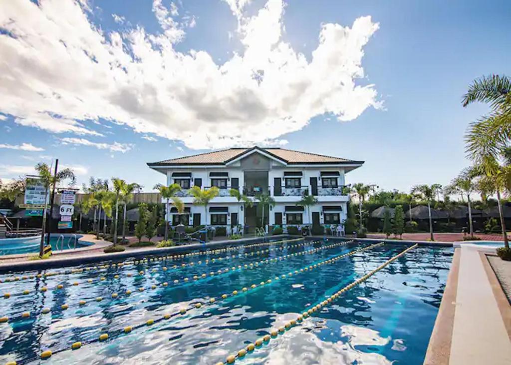 Bazén v ubytování Ilocos Urban Wave Resort nebo v jeho okolí