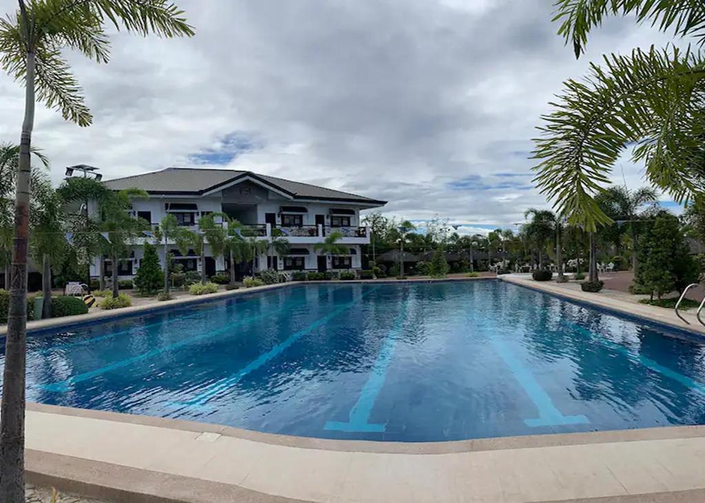 Bazén v ubytování Ilocos Urban Wave Resort nebo v jeho okolí