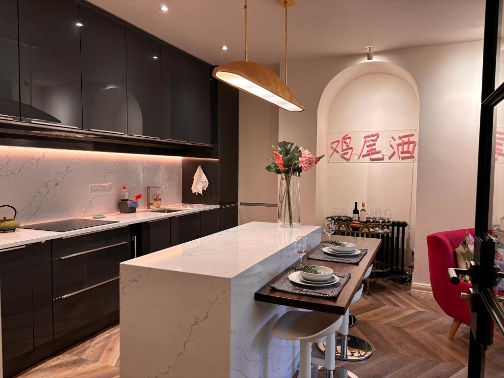 Kuchyň nebo kuchyňský kout v ubytování Luxurious 2 bedroom apartment with sea view in Monkstown