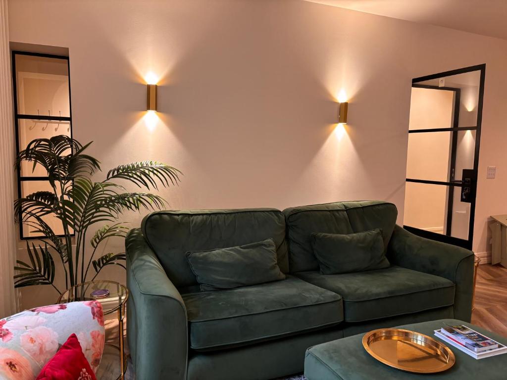 Posezení v ubytování Luxurious 2 bedroom apartment with sea view in Monkstown