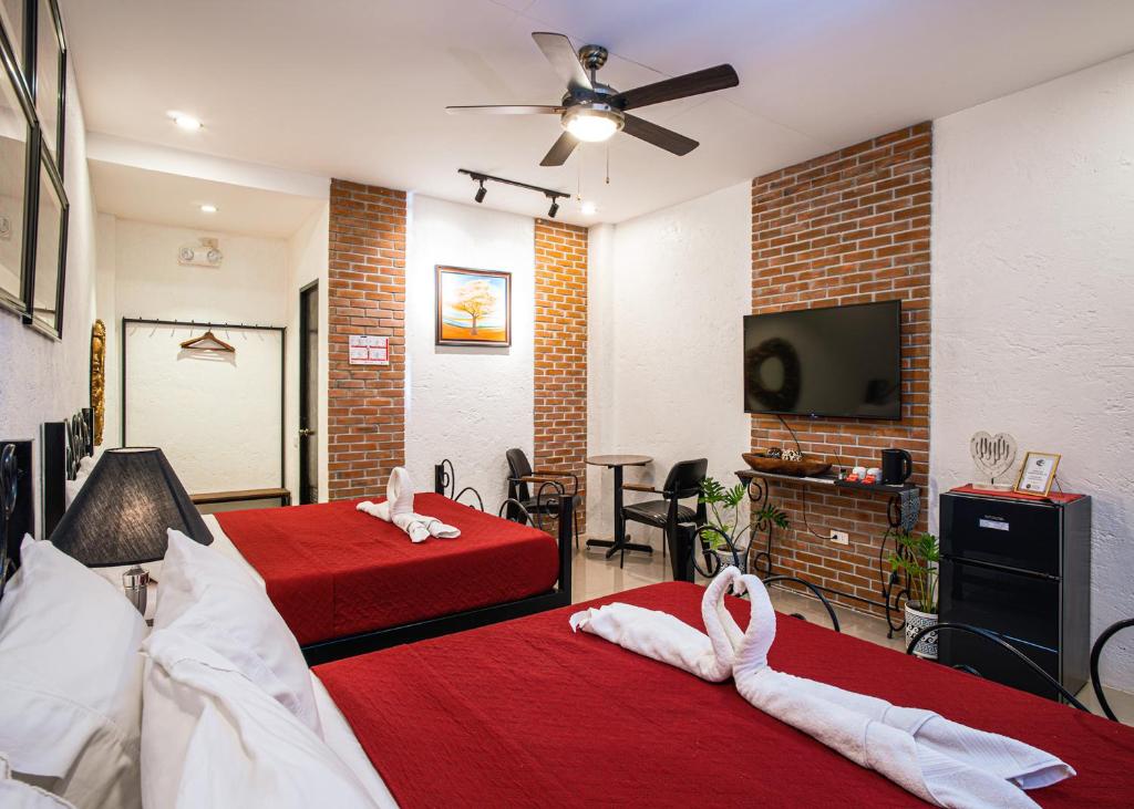 Postel nebo postele na pokoji v ubytování Ilocos Urban Wave Resort