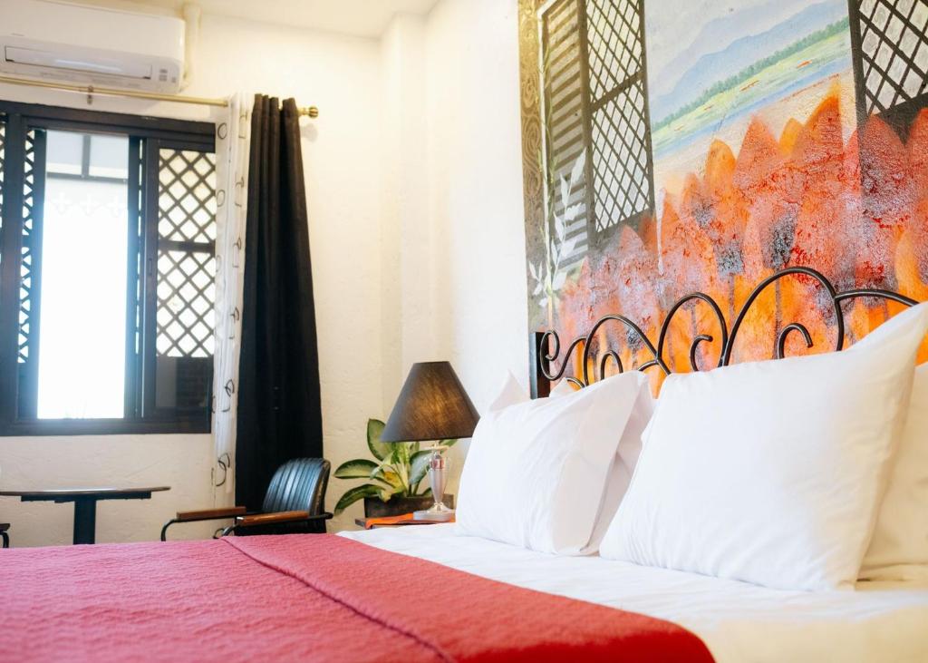 Postel nebo postele na pokoji v ubytování Ilocos Urban Wave Resort