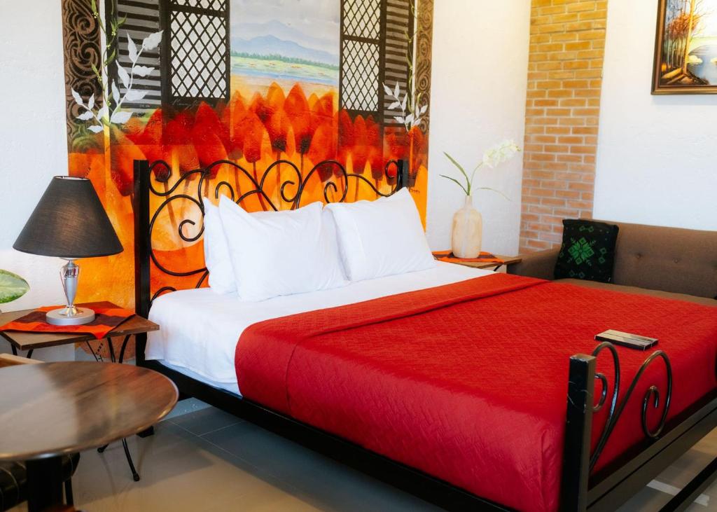 Postel nebo postele na pokoji v ubytování Ilocos Urban Wave Resort