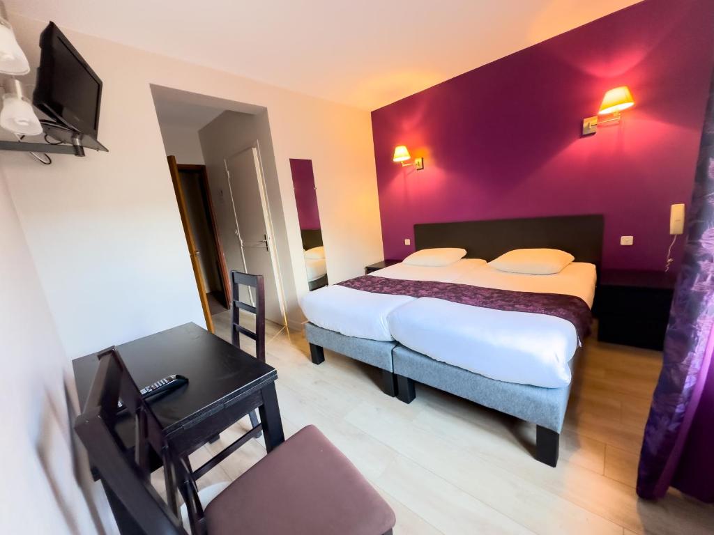 Postel nebo postele na pokoji v ubytování Logis Hotel Restaurant des Voyageurs