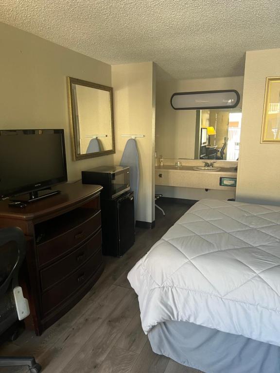 Postel nebo postele na pokoji v ubytování FairBridge Inn Express Tukwila