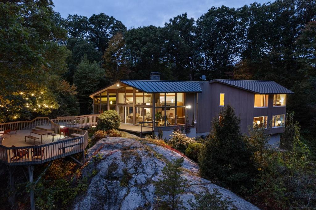 una casa grande con muchas ventanas en Quarry House Mid-Century Modern, en Haddam