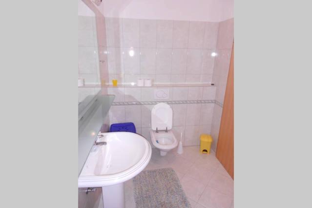 Kúpeľňa v ubytovaní Holiday Home with free parking by the beach