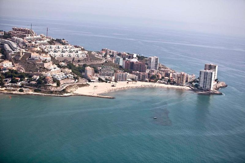 una vista aérea de una ciudad con playa en El Chalet, en Cullera