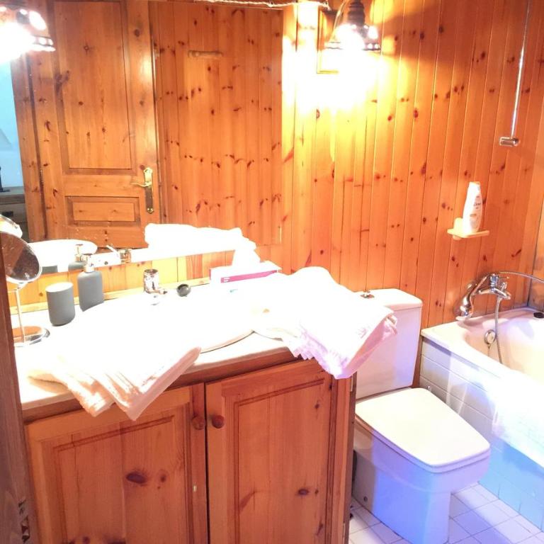 Postel nebo postele na pokoji v ubytování Ski Andorra Tarter Chalet Lodge