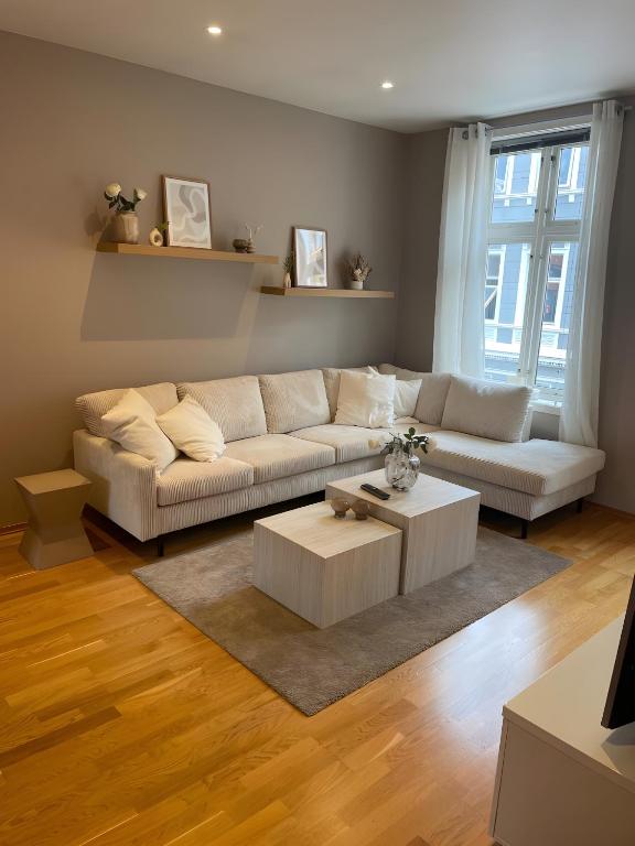 Hotel Lovely 3-room gem in the heart of Bergen City, a living room with a couch and a coffee table at Lovely 3-room gem in the heart of Bergen City in Bergen