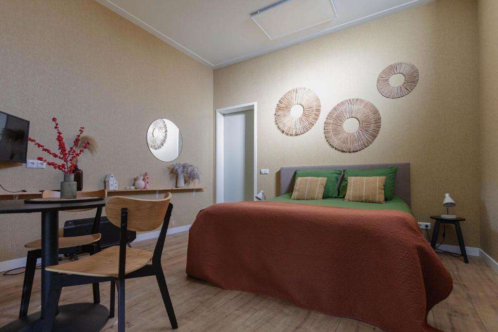 a bedroom with a bed and a table and chairs at Boukje har Bêd en Brochje in Burgum
