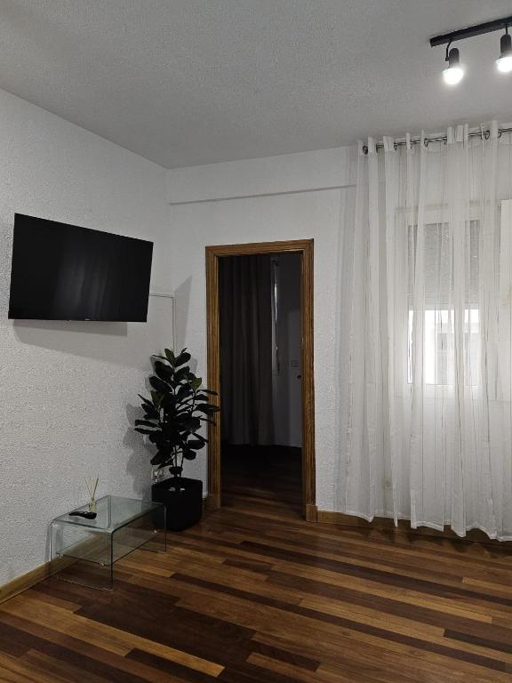 Una televisión o centro de entretenimiento en Casa Lemus