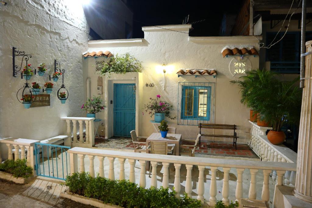 a house with a staircase with a blue door at Casa Creta Doradal in Doradal