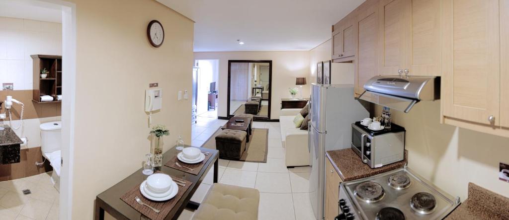 Kuchyň nebo kuchyňský kout v ubytování Crosswinds Resort Suites