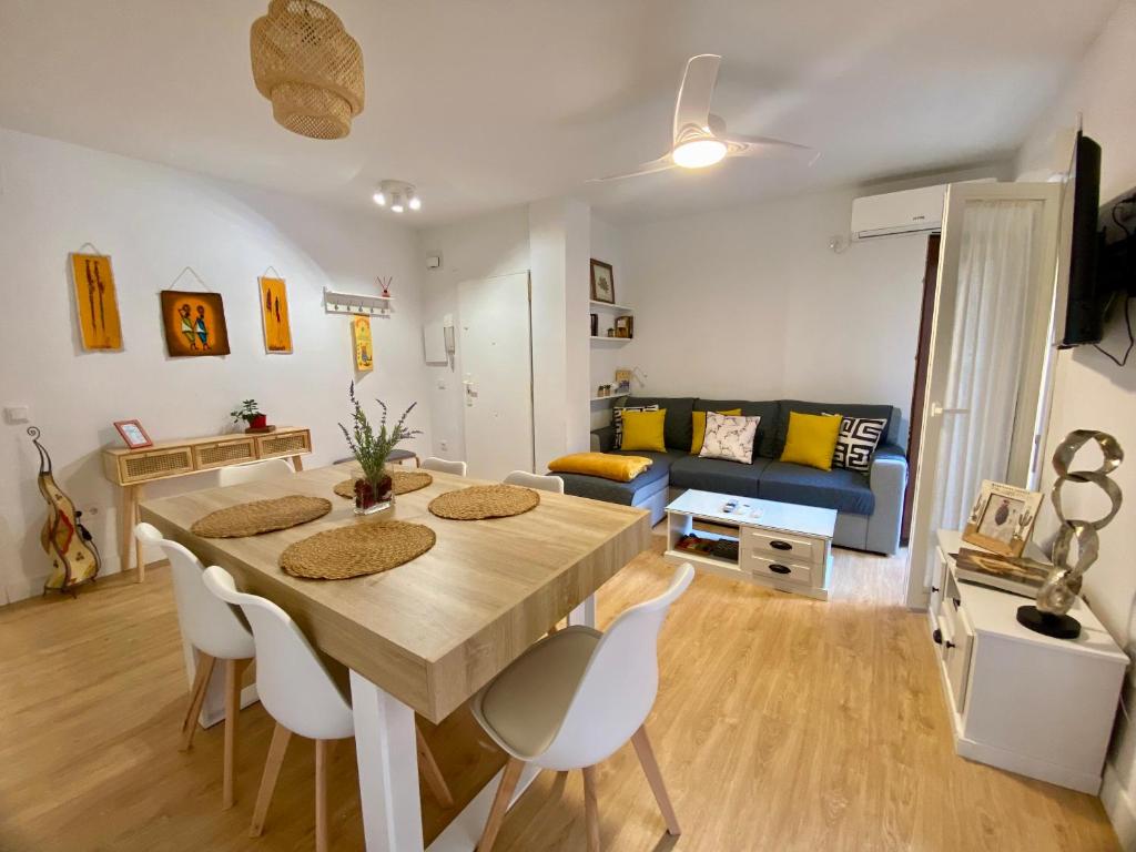 Una sala de estar con una mesa y sillas y un sofá. en AZAHAR MUSEO, en Sevilla