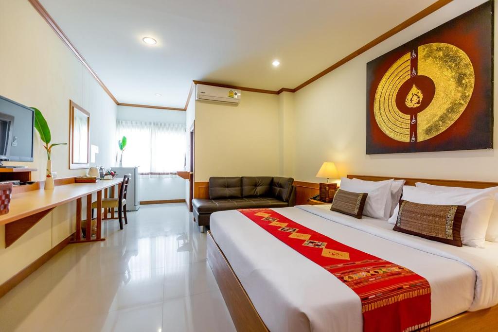Postel nebo postele na pokoji v ubytování Loei Village Hotel