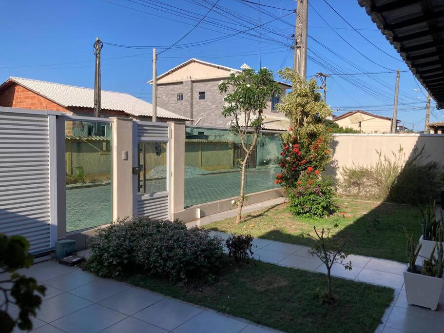 une maison avec une cour intérieure et un court de tennis dans l'établissement Casa aconchegante em Aquarius, à Cabo Frio
