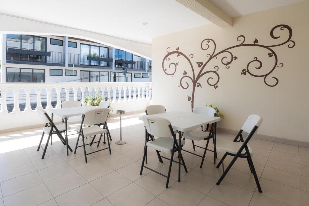 a dining room with a white table and chairs at Hotel Turquesa in Playa del Carmen
