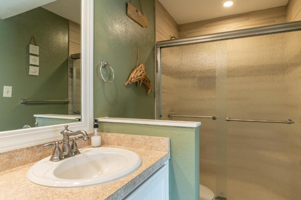 ein Badezimmer mit Waschbecken und Dusche in der Unterkunft Tiki 250 in South Padre Island
