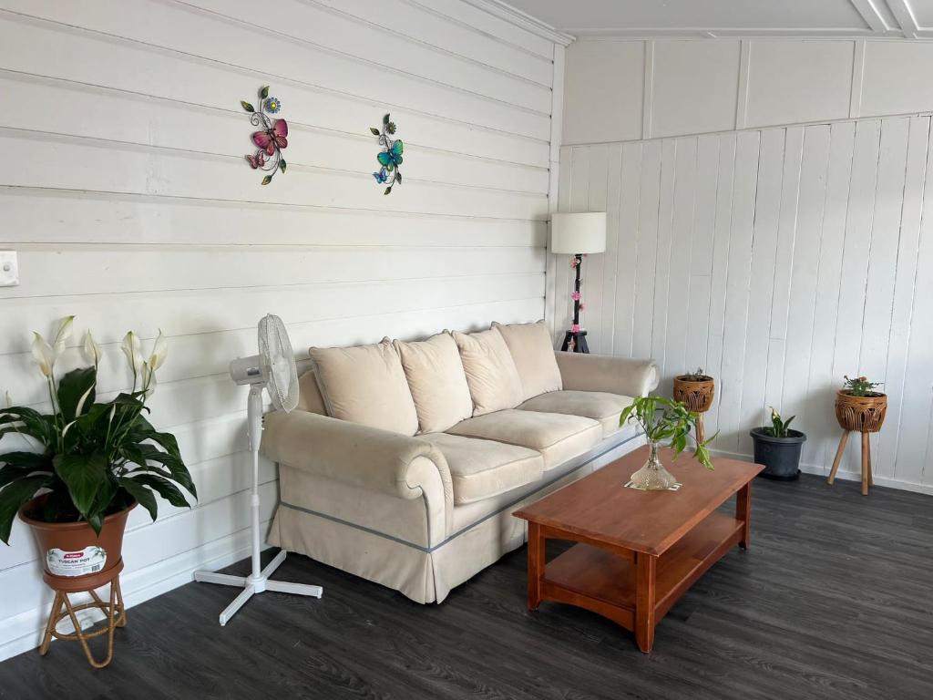 una sala de estar con un sofá y una mesa en CozyHomes Woolloongabba Comforts, en Brisbane
