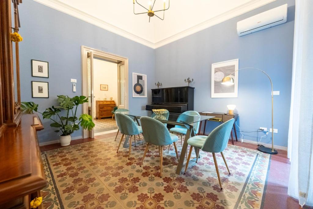 a dining room with blue walls and a table and chairs at La Dimora degli Attori in Catania