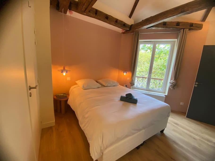 - une chambre avec un lit doté d'un chapeau noir dans l'établissement Saint Jacques Sciences, à Paris