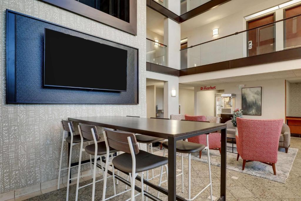 Drury Inn & Suites Charlotte University Place photo