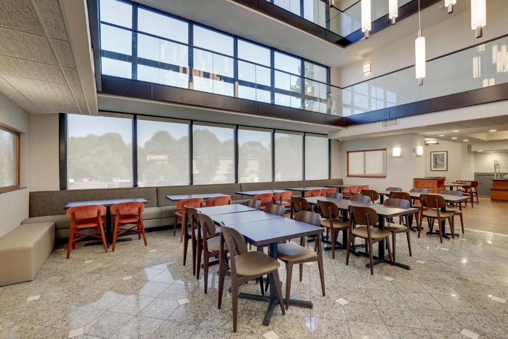 Drury Inn & Suites Charlotte University Place photo
